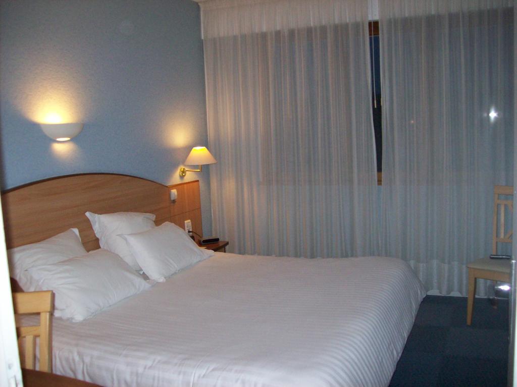 Logis Hotel Maison Carree Restaurant O Carre Dart Mereville  ภายนอก รูปภาพ