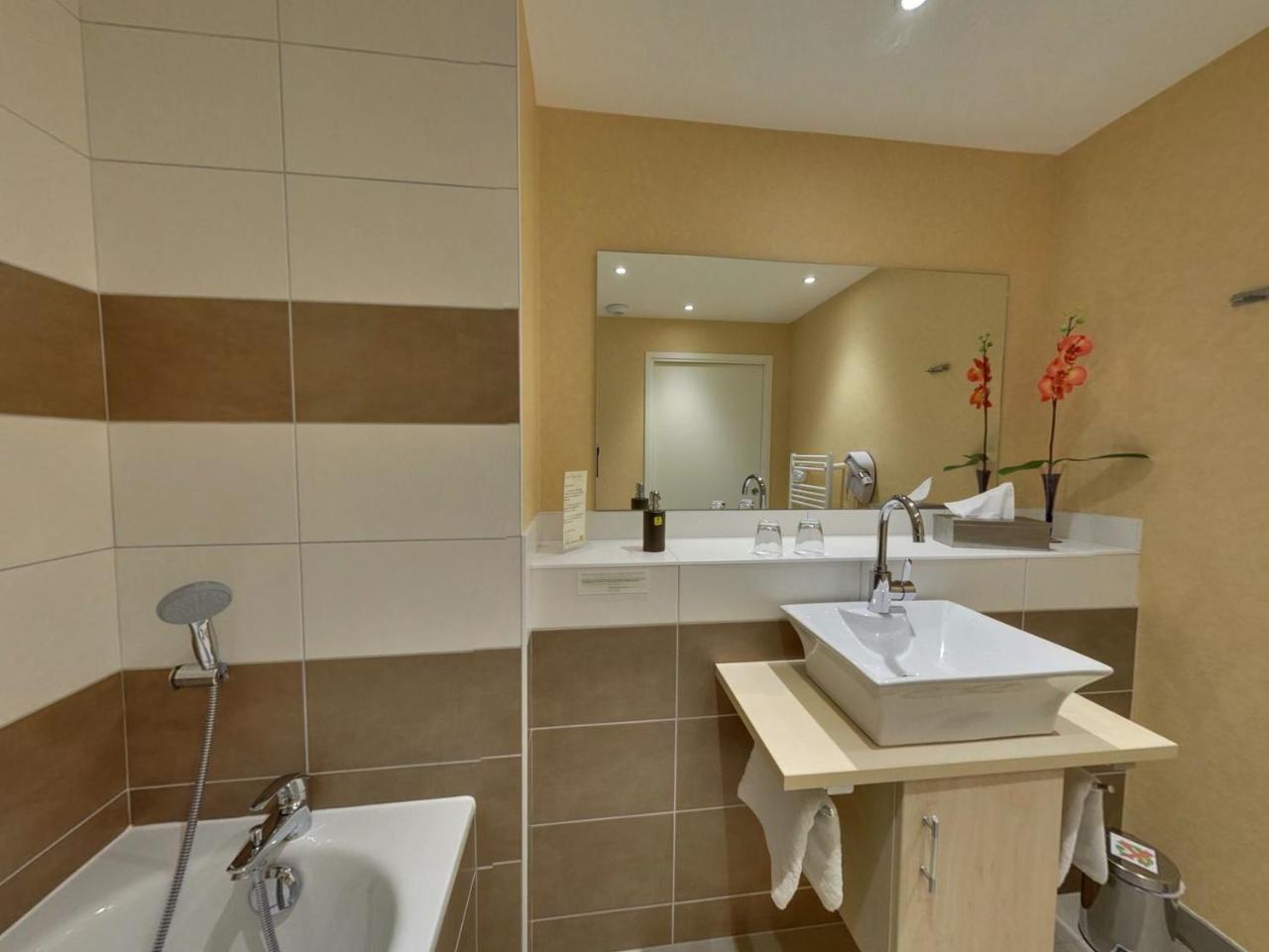 Logis Hotel Maison Carree Restaurant O Carre Dart Mereville  ภายนอก รูปภาพ